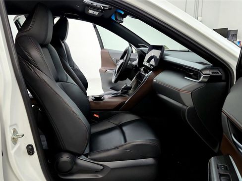 Certified 2024 Toyota Venza XLE image 28