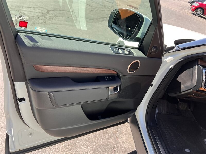 Used 2019 Land Rover Discovery HSE AWD/4WD image 16