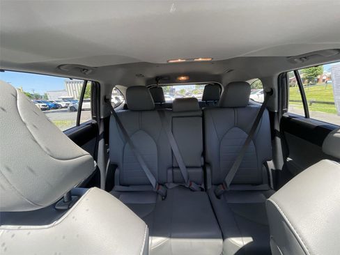 Used 2021 Toyota Highlander XLE AWD/4WD image 29
