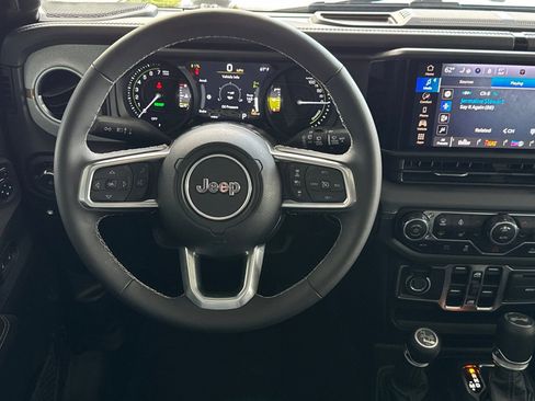 Used 2025 Jeep Wrangler Unlimited Sahara image 17