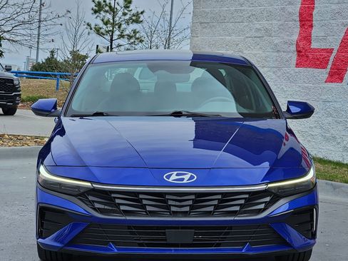 Used 2025 Hyundai Elantra SEL image 2