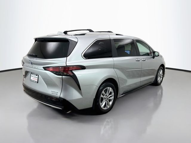Used 2024 Toyota Sienna Limited AWD/4WD image 7
