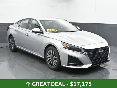 Used 2023 Nissan Altima 2.5 SV image 4