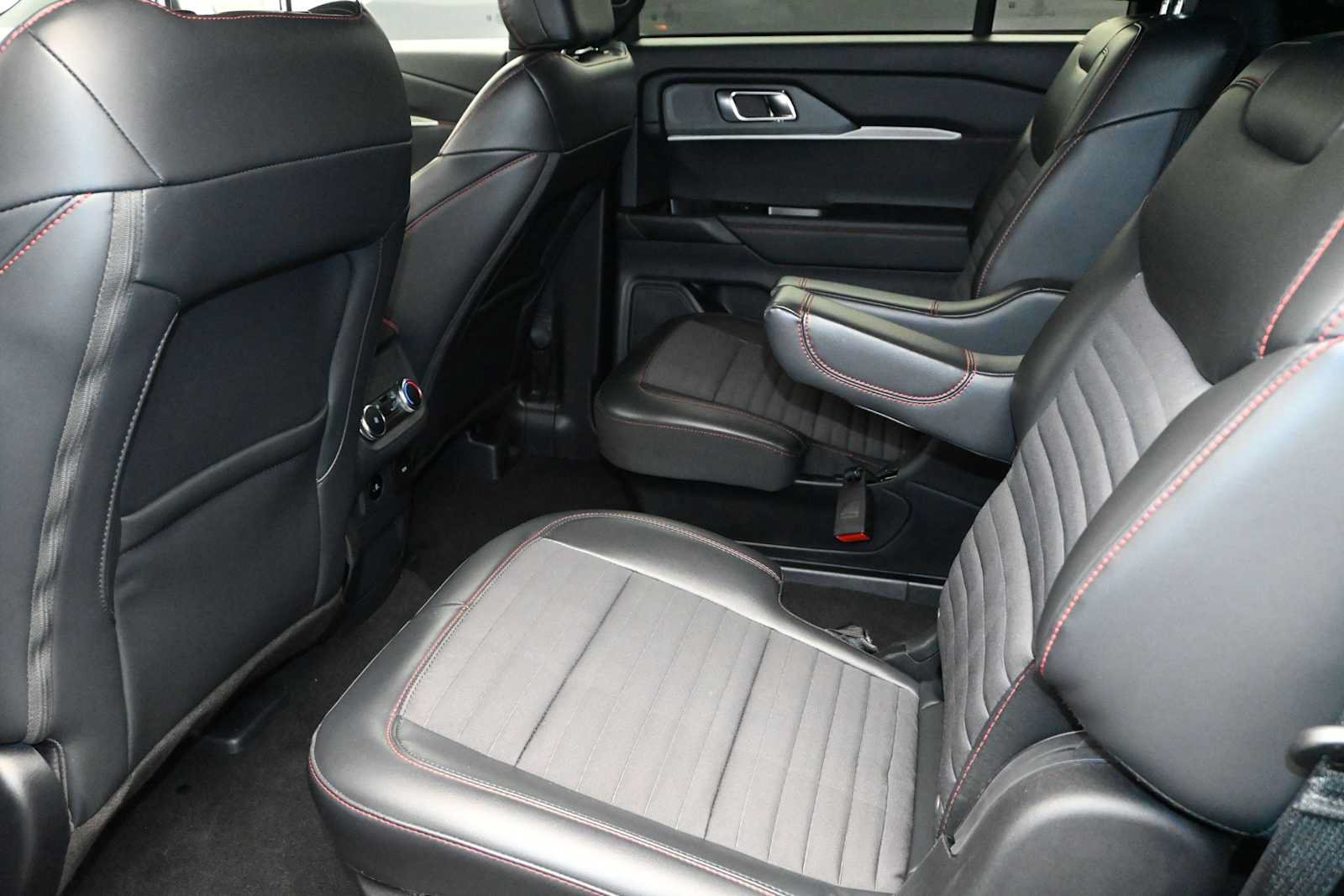 Used 2025 Ford Explorer ST-Line AWD/4WD image 22