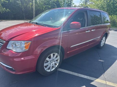 Used 2015 Chrysler Town & Country Touring w/ Driver Convenience Group FWD image 3