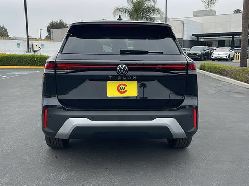 Certified 2025 Volkswagen Tiguan S FWD image 9