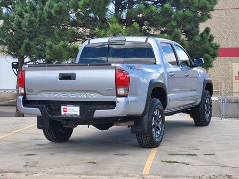 Certified 2017 Toyota Tacoma TRD Off-Road AWD/4WD image 3