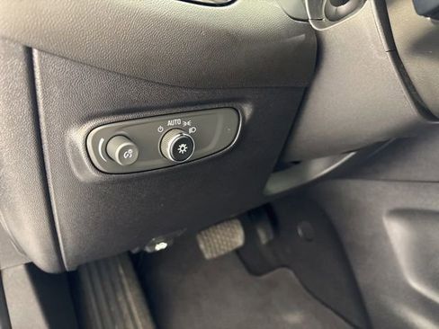Used 2018 Chevrolet Equinox LT FWD image 15