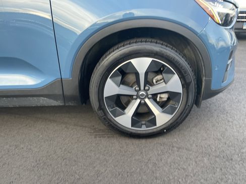 Used 2025 Volvo XC40 B5 Plus image 7