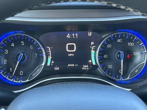 Used 2023 Chrysler Pacifica Touring-L FWD image 38