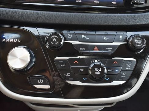 Used 2024 Chrysler Pacifica Touring-L FWD image 23