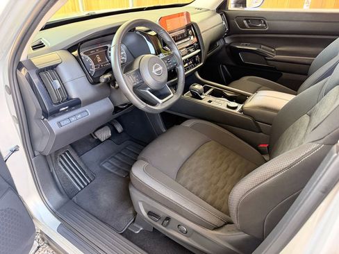 Used 2025 Nissan Pathfinder SV AWD/4WD image 2