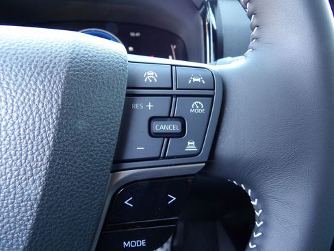 Used 2025 Toyota Camry SE image 16