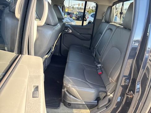 Used 2014 Nissan Frontier SL w/ SL Moonroof Package image 15