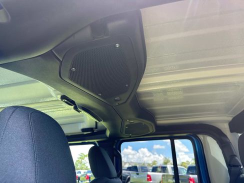 New 2025 Jeep Gladiator Sport image 15