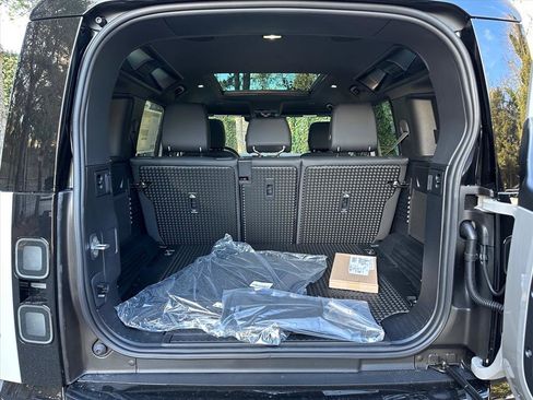 New 2026 Land Rover Defender 110 X-Dynamic SE image 21