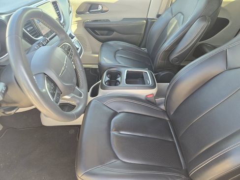 Used 2023 Chrysler Pacifica Touring-L FWD image 16