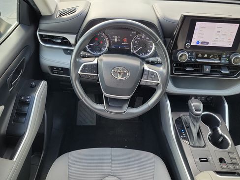 Used 2023 Toyota Highlander LE FWD image 17
