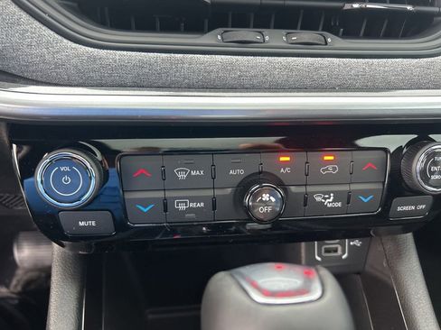 New 2025 Jeep Compass Latitude w/ Sun & Sound Group image 39