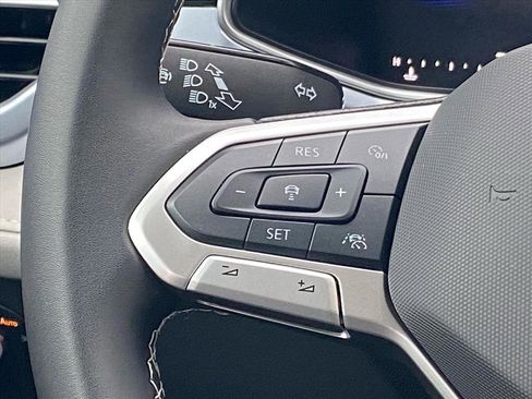 Used 2025 Volkswagen Taos SE image 8