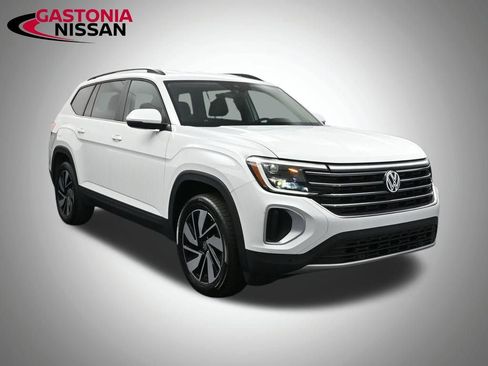 Used 2024 Volkswagen Atlas SE image 2