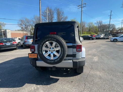 Used 2017 Jeep Wrangler Unlimited Sahara w/ Connectivity Group AWD/4WD image 7