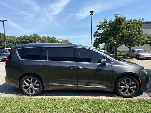 Used 2019 Chrysler Pacifica Limited FWD image 4