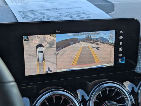 Used 2023 Mercedes-Benz GLB 250 4MATIC image 17