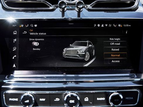 Used 2025 Bentley Bentayga AWD/4WD image 83