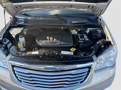 Used 2014 Chrysler Town & Country Touring image 20