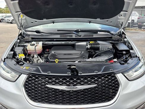 Used 2023 Chrysler Pacifica Touring-L FWD image 30