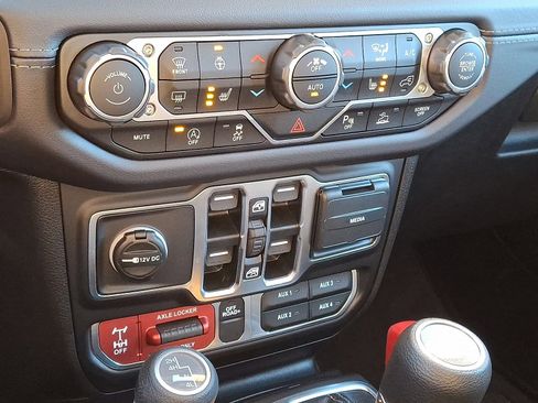 New 2025 Jeep Gladiator Mojave w/ Safety Group image 17