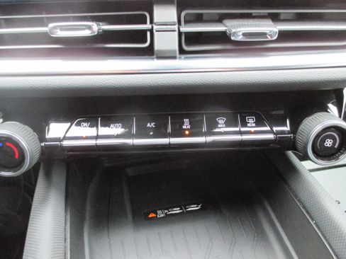 Used 2025 Chevrolet Equinox EV LT w/ Convenience Package image 17