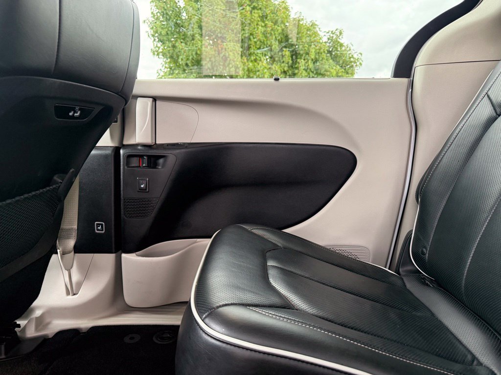 Used 2022 Chrysler Pacifica Limited FWD image 23