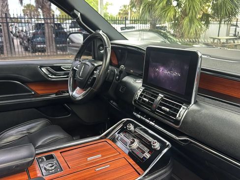 Used 2019 Lincoln Navigator Select RWD image 11