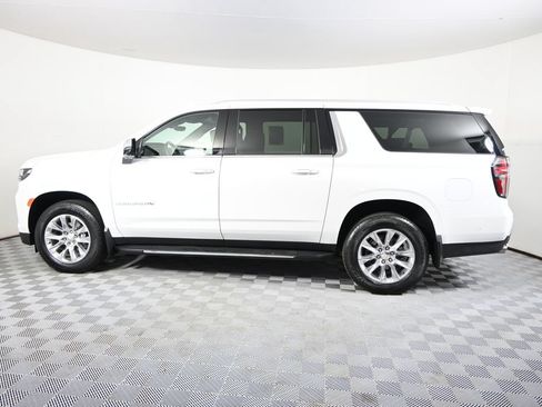 Used 2023 Chevrolet Suburban Premier w/ Advanced Technology Package AWD/4WD image 3