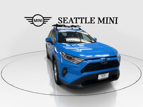 Used 2020 Toyota RAV4 XLE w/ XLE Grade Weather Package AWD/4WD image 2