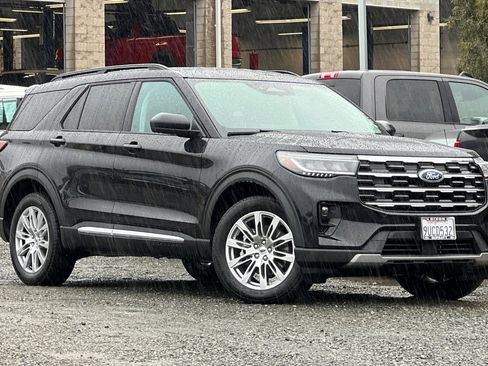 Used 2025 Ford Explorer Active w/ Active Comfort Package image 2