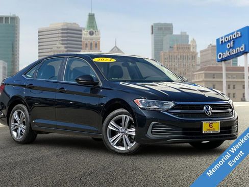 Used 2024 Volkswagen Jetta SE FWD image 3