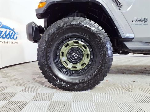 Used 2022 Jeep Gladiator Sport image 8