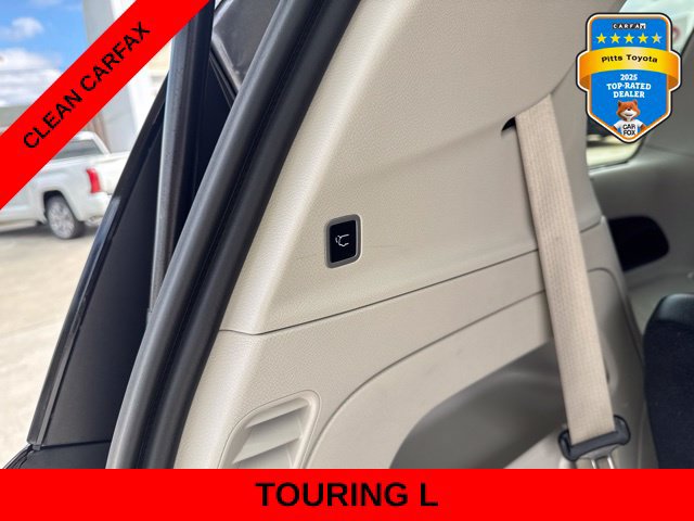 Used 2022 Chrysler Pacifica Touring-L FWD image 16