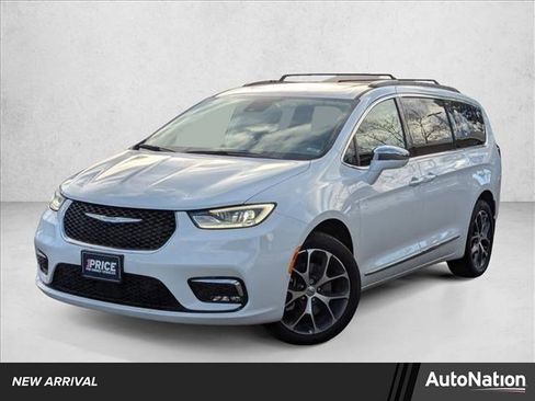 Used 2022 Chrysler Pacifica Limited image 1