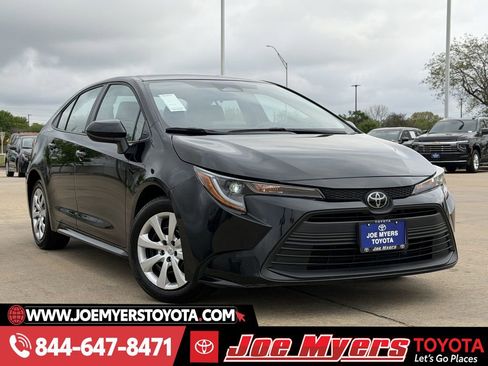 Used 2025 Toyota Corolla LE image 2