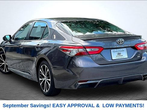 Used 2018 Toyota Camry SE FWD image 3