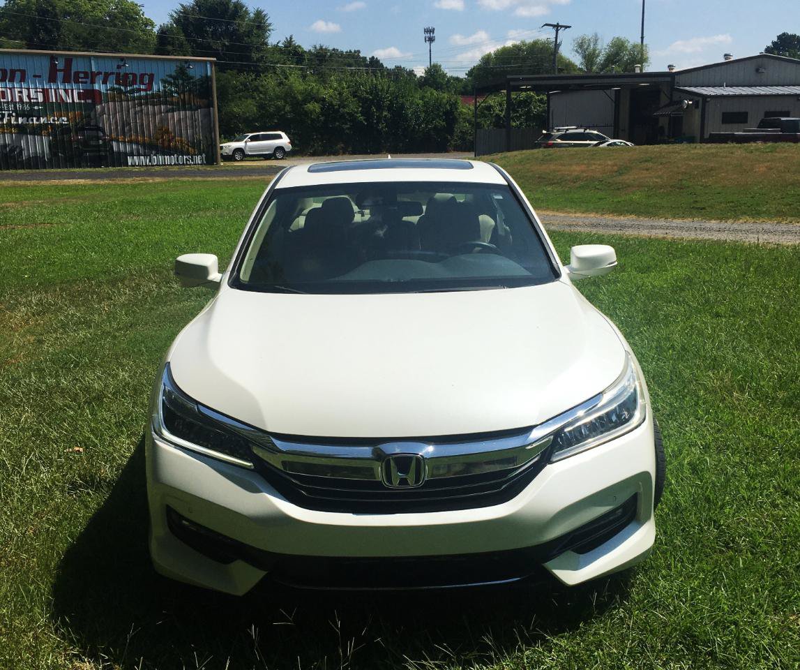 Used 2017 Honda Accord Touring image 8