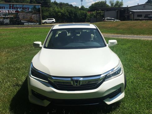 Used 2017 Honda Accord Touring image 8