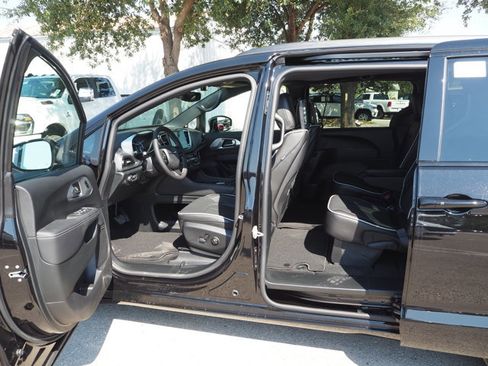 New 2026 Chrysler Pacifica Limited w/ Uconnect Theater Family Group image 13