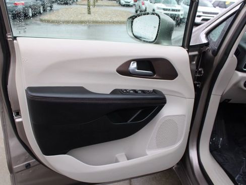 Used 2018 Chrysler Pacifica Touring-L Plus image 19