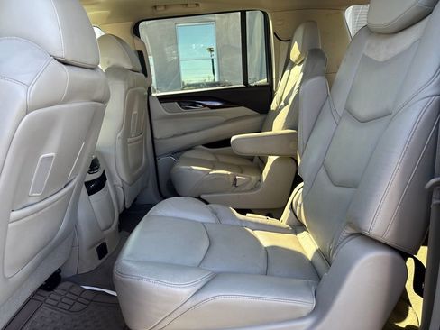 Used 2016 Cadillac Escalade ESV Luxury RWD image 18