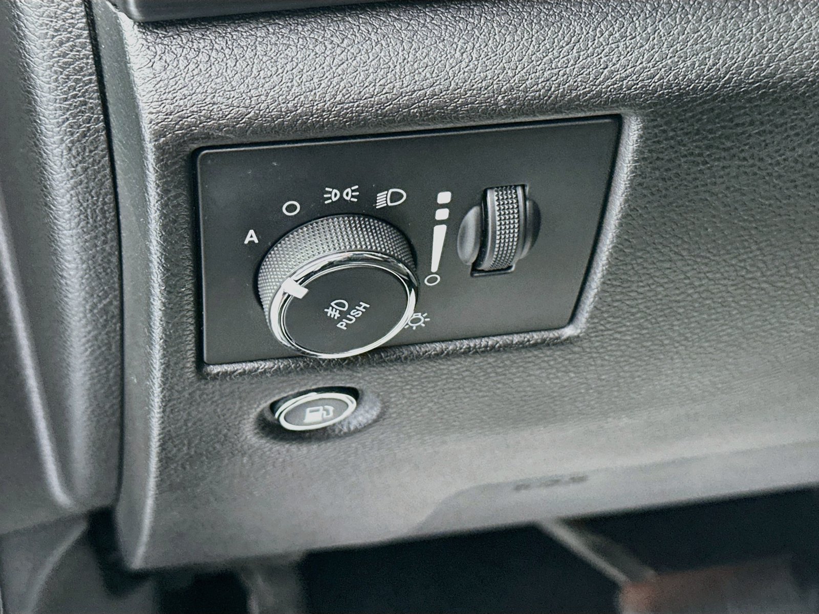 Used 2019 Jeep Grand Cherokee Altitude AWD/4WD image 10